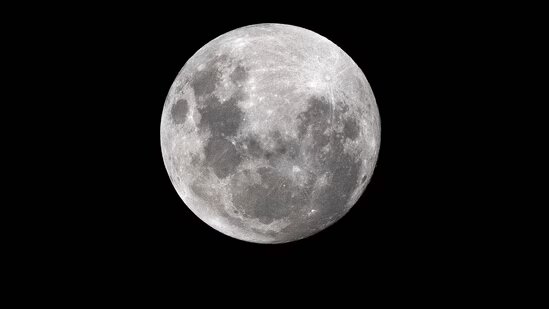 آلبوم تصاویر «ماه صورتی آوریل» در سراسر جهان