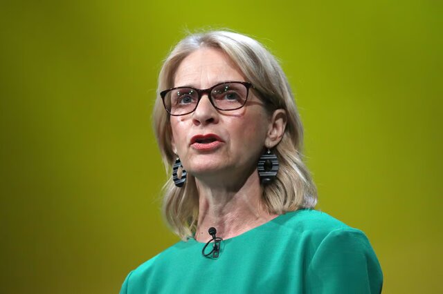 ورا هابهاوس، قانونگذار پارلمان انگلیس که جلوی ورود او به هنگ کنگ گرفته شد اعتراض انگلیس به ممانعت از ورود قانونگذار این کشور به هنگ کنگ