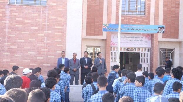 زمین چمن ۸۰۰ متری در یک دبیرستان پسرانه کرمان بهرهبرداری شد