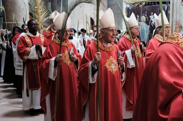 عید شعانین در کلیسای قیامت در شهر قدس اشغالی رژیم صهیونیستی هزاران مسیحی را از ورود به شهر قدس در عید «یکشنبه نخل» محروم کرد