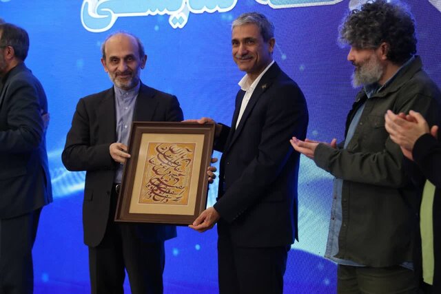 من را پروفسور خطاب نکنید! حسین بهاروند هستم