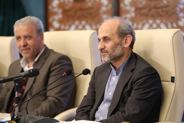 من را پروفسور خطاب نکنید! حسین بهاروند هستم