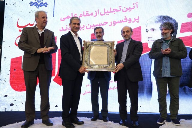 من را پروفسور خطاب نکنید! حسین بهاروند هستم