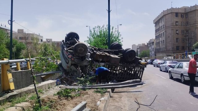 واژگونی کامیون کپسولهای اکسیژن در بزرگراه امام علی/ راننده فوت کرد واژگونی کامیون کپسولهای اکسیژن در بزرگراه امام علی/ راننده فوت کرد