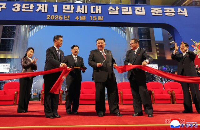 مراسم تکمیل ۱۰۰۰۰ واحد مسکونی جدید در پیونگیانگ با حضور کیم مراسم تکمیل ۱۰۰۰۰ واحد مسکونی جدید در پیونگیانگ با حضور کیم