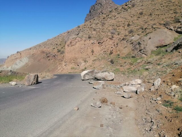 ریزش سنگ در یکی از جادههای کوهستانی کرج ریزش سنگ در یکی از جادههای کوهستانی کرج