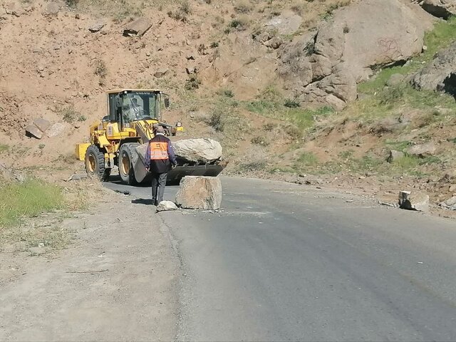 ریزش سنگ در یکی از جادههای کوهستانی کرج