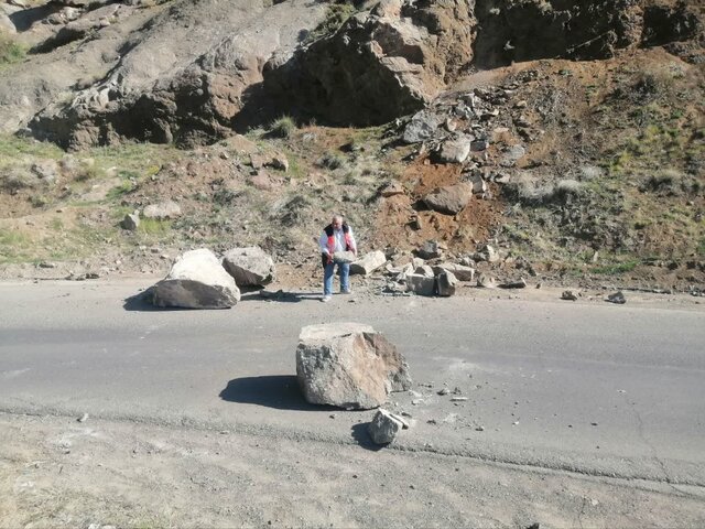 ریزش سنگ در یکی از جادههای کوهستانی کرج