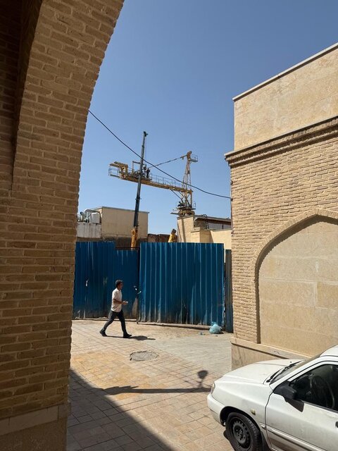 جرثقیل عظیمالجثه در بافت تاریخی شیراز قد علم کرد