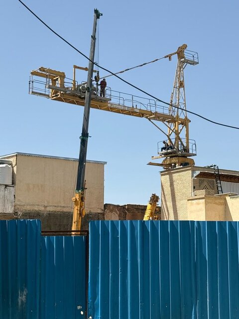 جرثقیل عظیمالجثه در بافت تاریخی شیراز قد علم کرد