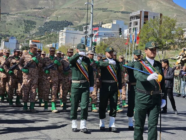 مراسم روز ارتش در سنندج با نمایش اقتدار ارتشیان برگزار شد