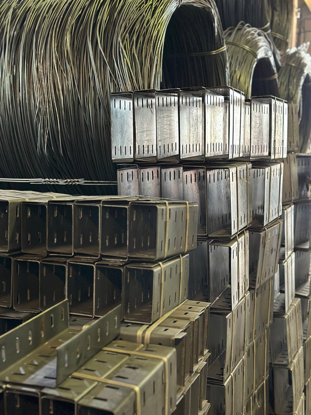 وال پست، میلگرد بستر و اتصالات دیوار