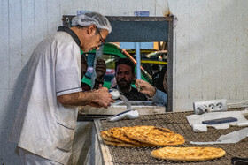تنور روشن است و نعمت به وفور