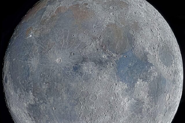 ماه در منظرهای از سایهها ماه در منظرهای از سایهها