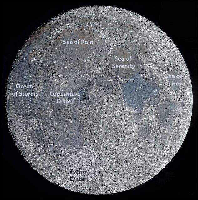 ماه در منظرهای از سایهها