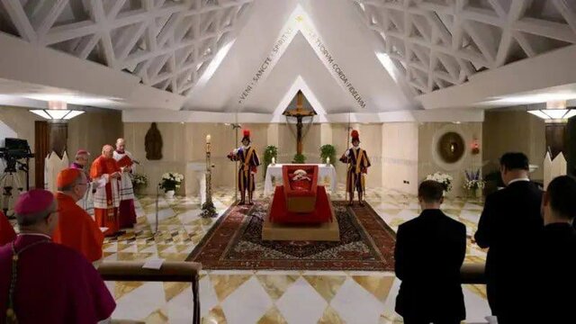 عکس/خودنمایی قالی ایرانی زیر تابوت پاپ