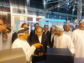 بازدید عراقچی از نمایشگاه بین‌المللی کتاب مسقط
