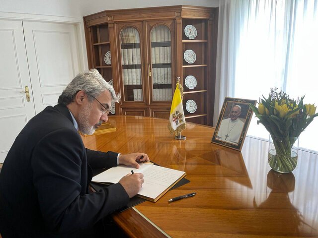 حضور سفیر ایران در نمایندگی دائم واتیکان در ژنو و امضای دفتر یادبود درگذشت پاپ حضور سفیر ایران در نمایندگی دائم واتیکان در ژنو و امضای دفتر یادبود درگذشت پاپ