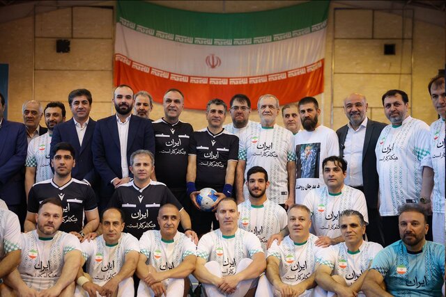 پزشکیان به افتخار کارگران پا به توپ شد