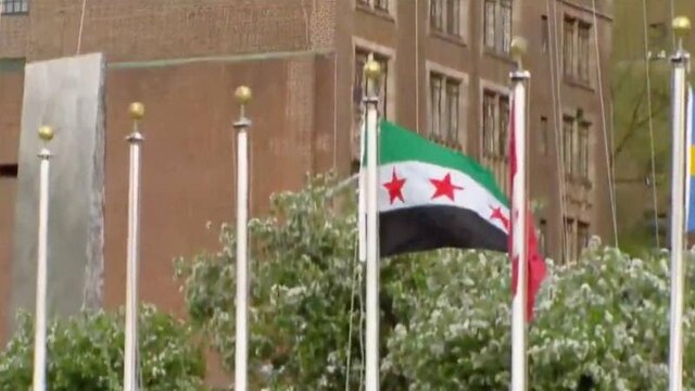 برافراشته شدن پرچم جدید سوریه در مقابل مقر سازمان ملل 