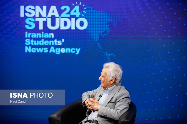 فقط ۳ سال از رادیو کوچکتر است!/ در نوجوانی سلبریتی شد