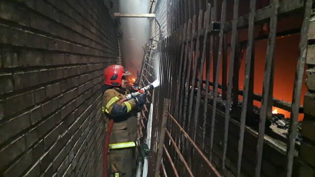 حریق مهیب در کارگاه مواد اشتعالزا در چهاردانگه