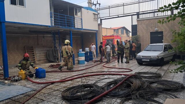 حریق مهیب در کارگاه مواد اشتعالزا در چهاردانگه