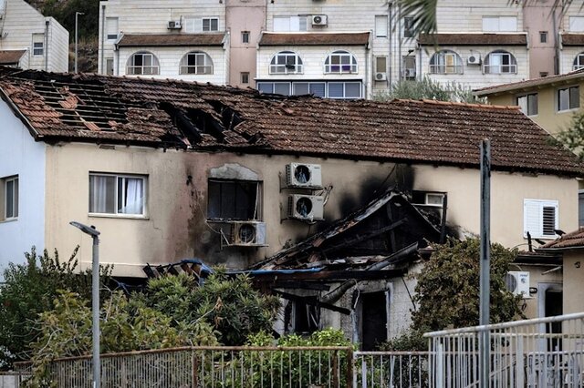 ساختمانی در شهرک اشغالی کریات شمونه که با موشکهای حزبالله لبنان هدف قرار گرفت رئیس شهرک صهیونیستنشین «کریات شمونه»: در شمال در یک موقعیت امنیتی گیر افتادهایم