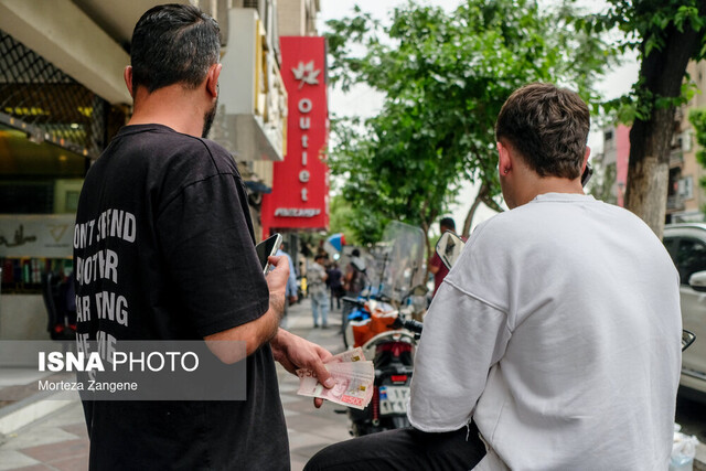 گزارش ایسنا از وضعیت خرید و فروش دلار در بازار آزاد