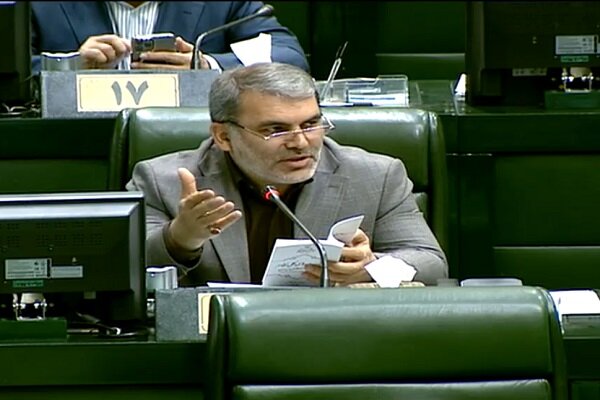 زنگنه: دود تغییر مدام سیاستهای ارزی به چشم مردم میرود زنگنه: دود تغییر مدام سیاستهای ارزی به چشم مردم میرود
