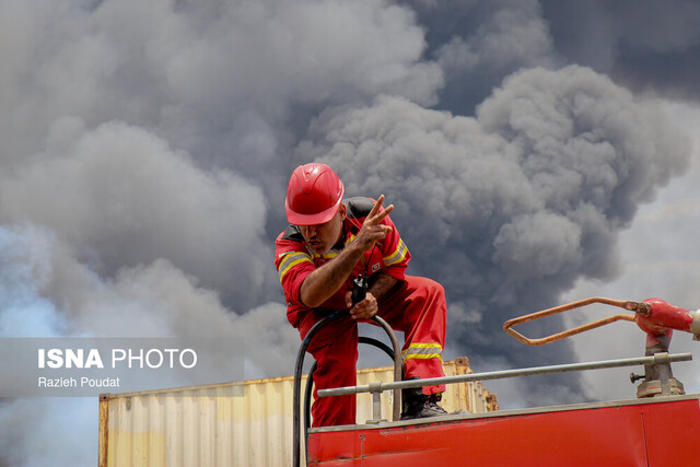 عکس آرشیوی است حریق انبار پالت چوب در شاهدیه یزد مهار شد