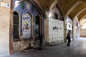 سقاخانه بازار دردشت که تزئينات كاشيكاری بيرون سقاخانه مانع از نفوذ نگاه به درون آن مي‌شود. دو در كه در طرفين اين بناست به داخل باز مي شود و نوار كاشيكاري دور سردر مزين به اشعاری درباره حضرت ابوالفضل(ع) است. در پایين دو سوي كاشی‌ها نيز چنين نوشته شده است: به لعنت خدا گرفتار شود كسي كه به كاشی‌ها خيانت كند. 