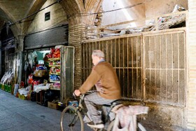 برخی از مغازه‌های بازار دردشت به دلیل نگهداری نامناسب تخریب شده و به حال خود رها شده است.