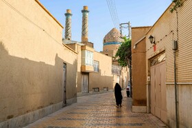 مناره‌های دردشت که در دوران ایلخانیان ساخته شده است که به مرور زمان از ۱۵ متر به ۸ متر کاهش پیدا کرده است. مناره‌های دردشت در زمان سلجوقیان بر سر در بنایی عظیم که خواجه نظام الملک به عنوان مدرسه‌ی نظامیه بنا کرد، قامت برافراشت و این مدرسه تبدیل به بزرگ ترین مرکز علمی فرهنگی جهان شد. 