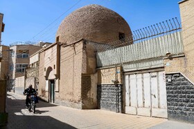 مَدرَس ابن سینا که قدیمی‌ترین مدرسه طب دنیا است، در حکومت سلجوقیان و  سال‌های پایانی زندگی ابوعلی سینا در اصفهان ساخته شده است. ابن سینا هر روز صبح بعد از اذان در این مکان تدریس می‌کرده است که به جز او، استادان دیگری چون ابوعبید جوزجانی نیز در این محل به تدریس می‌پرداخته‌اند.