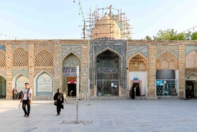 آستانه امامزادگان ابراهیم و زین‌العابدین، معروف به «درب امام» که به امامزاده ماستی نیز مشهور است. 