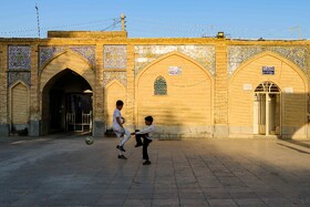 آستانه امامزادگان ابراهیم و زین‌العابدین، معروف به «درب امام» که به امامزاده ماستی نیز مشهور است. 