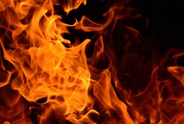 آتشسوزی در ساختمان متروکهای در خیابان انقلاب آتشسوزی در ساختمان متروکهای در خیابان انقلاب