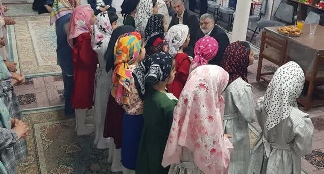 استاندار تهران ضمن دیدار با خانواده یک شهید، از دو مرکز نگهداری دختران بیسرپرست بازدید کرد