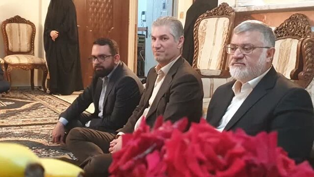 استاندار تهران ضمن دیدار با خانواده یک شهید، از دو مرکز نگهداری دختران بیسرپرست بازدید کرد