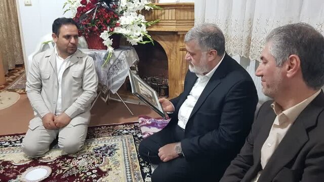 استاندار تهران ضمن دیدار با خانواده یک شهید، از دو مرکز نگهداری دختران بیسرپرست بازدید کرد