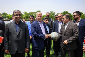 غلامحسین مظفری، استاندار خراسان رضوی و مهدی ‌تاج، رئیس فدراسیون فوتبال جمهوری اسلامی ایران در آیین بهره‌برداری از اولین زمین فوتبال چمن‌مصنوعی استاندارد در مشهد