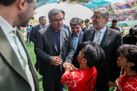 محمدرضا قلندر شریف، شهردار مشهد و غلامحسین مظفری، استاندار خراسان رضوی در آیین بهره‌برداری از اولین زمین فوتبال چمن‌مصنوعی استاندارد در مشهد