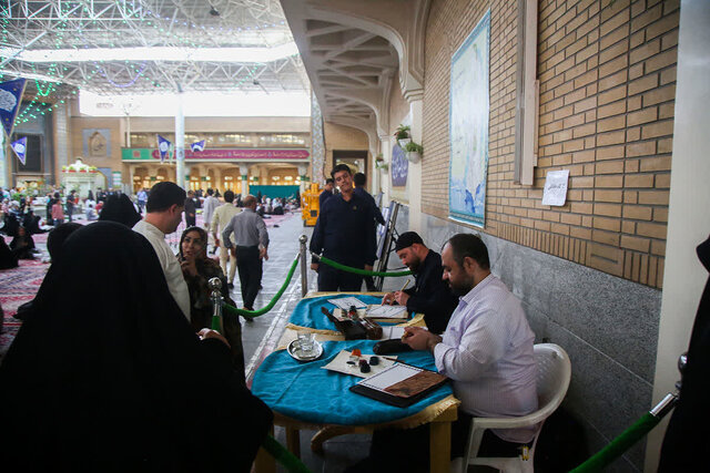 برپایی میز خطاطی القاب حضرت فاطمه معصومه(س) در حرم مطهر + تصاویر