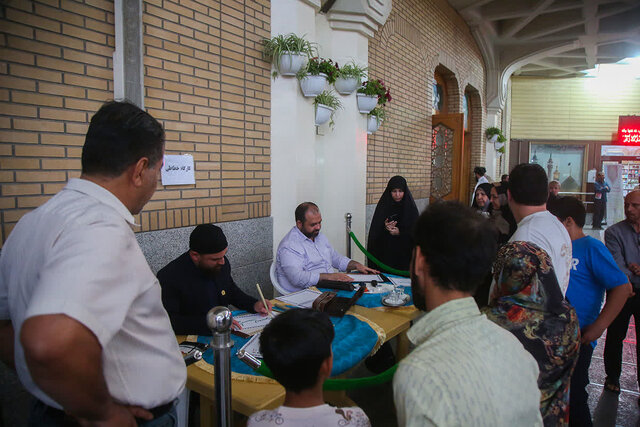 برپایی میز خطاطی القاب حضرت فاطمه معصومه(س) در حرم مطهر + تصاویر