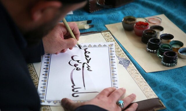 برپایی میز خطاطی القاب حضرت فاطمه معصومه(س) در حرم مطهر + تصاویر