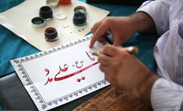 برپایی میز خطاطی القاب حضرت فاطمه معصومه(س) در حرم مطهر + تصاویر