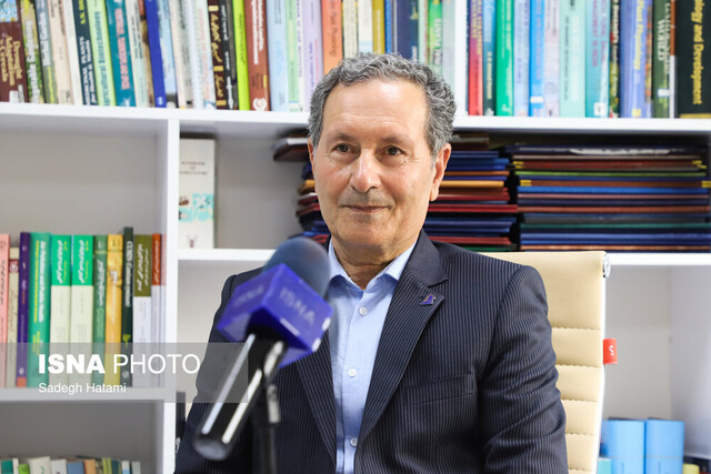 معلم؛ الگویی همیشگی برای شاگردان خود است