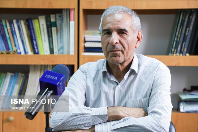 معلم یاد می‌دهد و یاد می‌گیرد