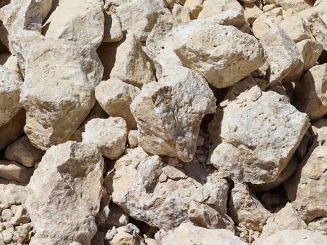 کشف ۲۵۰ تن سنگ سیلیستین غیرمجاز از انباری متروکه در شاهرود